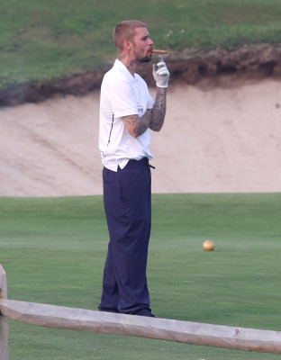 16.01 | Jogando golfe com um grupo de amigos em um campo nos Hamptons, em Nova York.