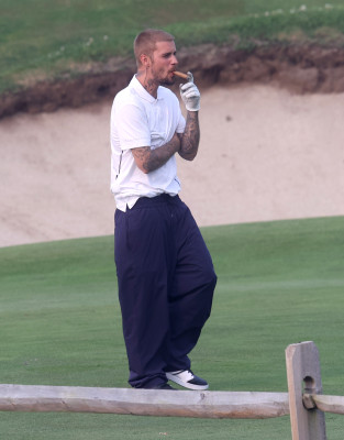 16.01 | Jogando golfe com um grupo de amigos em um campo nos Hamptons, em Nova York.