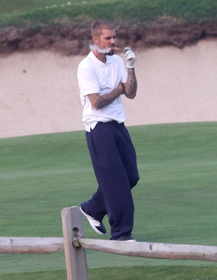 16.01 | Jogando golfe com um grupo de amigos em um campo nos Hamptons, em Nova York.