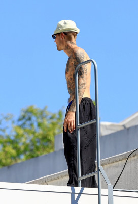 24.03 |  Com amigos em um rooftop de Los Angeles.
