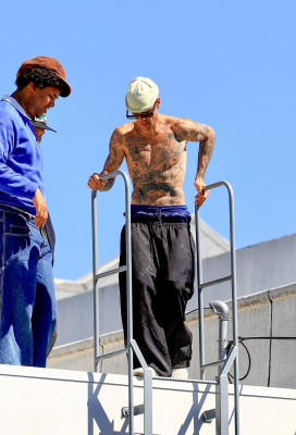 24.03 |  Com amigos em um rooftop de Los Angeles.