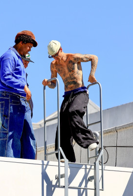 24.03 |  Com amigos em um rooftop de Los Angeles.