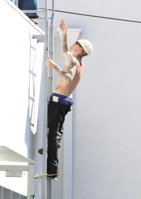 24.03 |  Com amigos em um rooftop de Los Angeles.