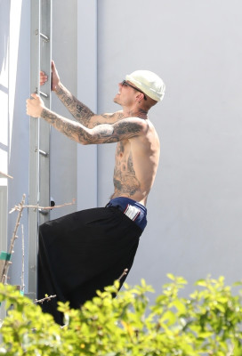 24.03 |  Com amigos em um rooftop de Los Angeles.