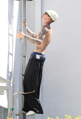 24.03 |  Com amigos em um rooftop de Los Angeles.