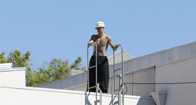 24.03 |  Com amigos em um rooftop de Los Angeles.