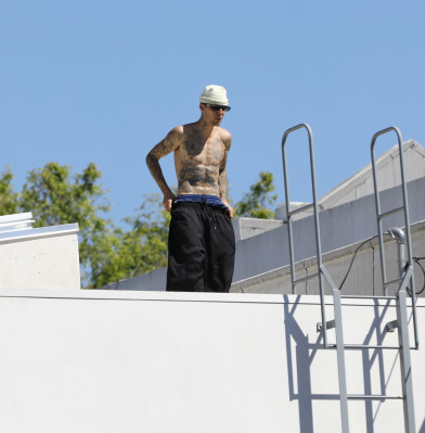 24.03 |  Com amigos em um rooftop de Los Angeles.