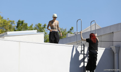 24.03 |  Com amigos em um rooftop de Los Angeles.