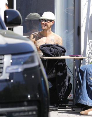 24.03 |  Com amigos em um rooftop de Los Angeles.