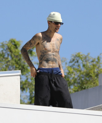 24.03 |  Com amigos em um rooftop de Los Angeles.