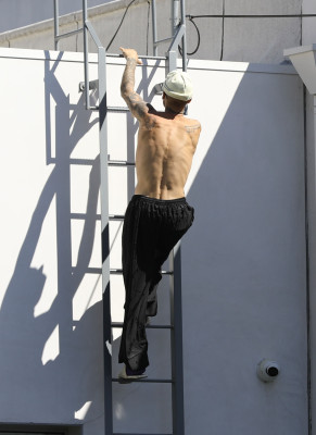 24.03 |  Com amigos em um rooftop de Los Angeles.