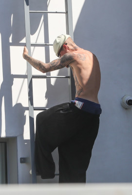 24.03 |  Com amigos em um rooftop de Los Angeles.