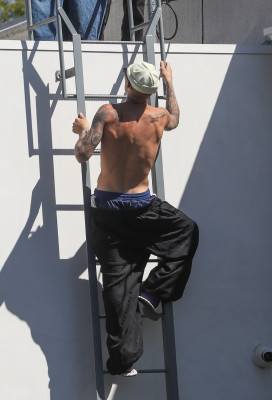 24.03 |  Com amigos em um rooftop de Los Angeles.