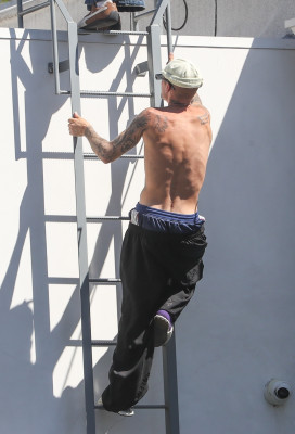 24.03 |  Com amigos em um rooftop de Los Angeles.