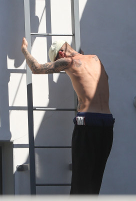 24.03 |  Com amigos em um rooftop de Los Angeles.