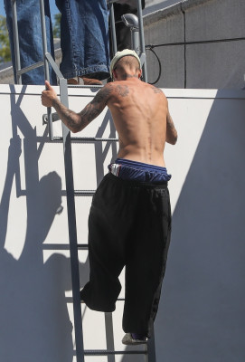 24.03 |  Com amigos em um rooftop de Los Angeles.