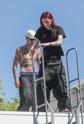 24.03 |  Com amigos em um rooftop de Los Angeles.