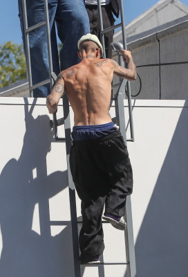 24.03 |  Com amigos em um rooftop de Los Angeles.
