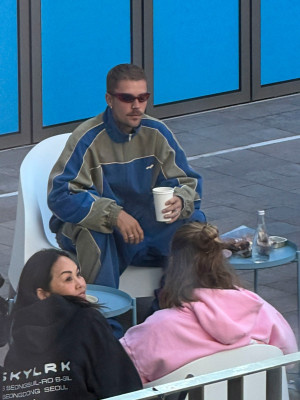 23.10 | Justin Bieber com Hailey Bieber e amigos, em Seul.
