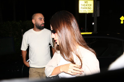 23.09 | Justin Bieber e Hailey Bieber foram vistos chegando juntos a um culto da Churchome no Saban Theatre, em Beverly Hills, Califórnia.