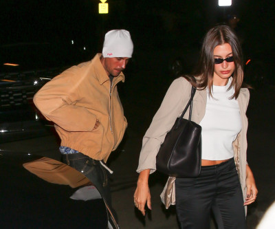 23.09 | Justin Bieber e Hailey Bieber foram vistos chegando juntos a um culto da Churchome no Saban Theatre, em Beverly Hills, Califórnia.