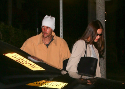 23.09 | Justin Bieber e Hailey Bieber foram vistos chegando juntos a um culto da Churchome no Saban Theatre, em Beverly Hills, Califórnia.
