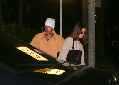 23.09 | Justin Bieber e Hailey Bieber foram vistos chegando juntos a um culto da Churchome no Saban Theatre, em Beverly Hills, Califórnia.