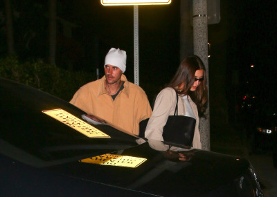 23.09 | Justin Bieber e Hailey Bieber foram vistos chegando juntos a um culto da Churchome no Saban Theatre, em Beverly Hills, Califórnia.