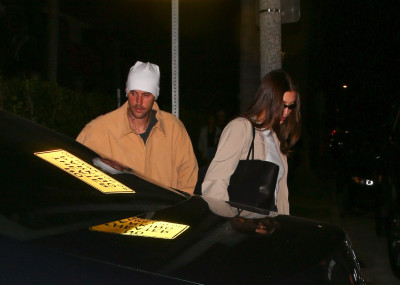 23.09 | Justin Bieber e Hailey Bieber foram vistos chegando juntos a um culto da Churchome no Saban Theatre, em Beverly Hills, Califórnia.