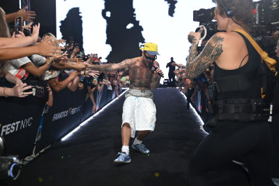 18.07 | Performando no 3º dia do Fanatics Fest NYC, em Nova York.