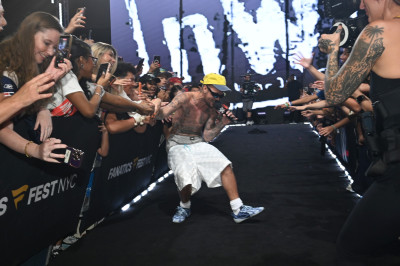 18.07 | Performando no 3º dia do Fanatics Fest NYC, em Nova York.
