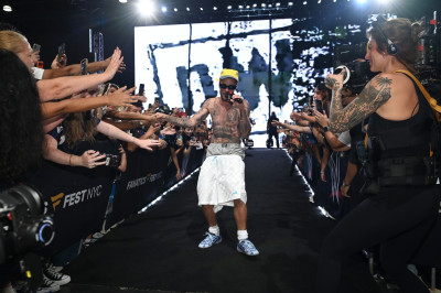 18.07 | Performando no 3º dia do Fanatics Fest NYC, em Nova York.