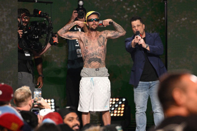 18.07 | Performando no 3º dia do Fanatics Fest NYC, em Nova York.