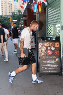 17.07 | Deixando o restaurante Carbone em Nova York, após encerrar seu evento pop-up da Skylrk.
