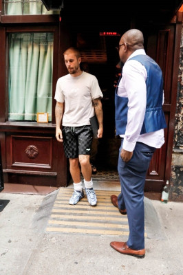 17.07 | Deixando o restaurante Carbone em Nova York, após encerrar seu evento pop-up da Skylrk.