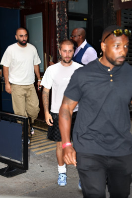 17.07 | Deixando o restaurante Carbone em Nova York, após encerrar seu evento pop-up da Skylrk.