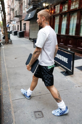 17.07 | Deixando o restaurante Carbone em Nova York, após encerrar seu evento pop-up da Skylrk.