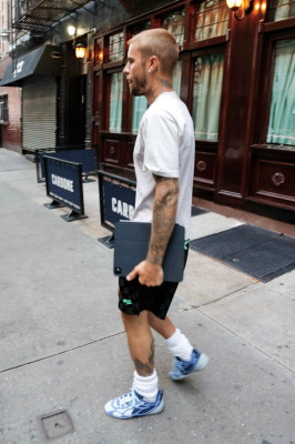 17.07 | Deixando o restaurante Carbone em Nova York, após encerrar seu evento pop-up da Skylrk.
