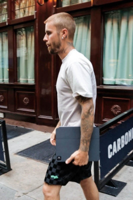 17.07 | Deixando o restaurante Carbone em Nova York, após encerrar seu evento pop-up da Skylrk.