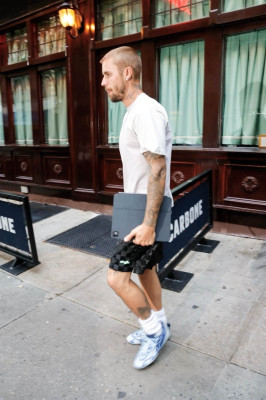 17.07 | Deixando o restaurante Carbone em Nova York, após encerrar seu evento pop-up da Skylrk.
