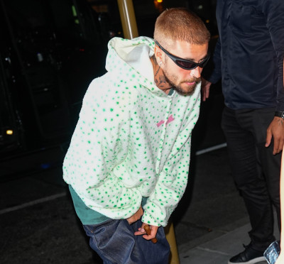 19.07 | Justin e Hailey Bieber Bieber chegando a after party exclusiva da SKYLRK após a final da Copa do Mundo FIFA 2026, realizada no The Twenty Two, em Nova York