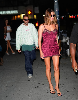 19.07 | Justin e Hailey Bieber Bieber chegando a after party exclusiva da SKYLRK após a final da Copa do Mundo FIFA 2026, realizada no The Twenty Two, em Nova York