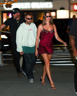 19.07 | Justin e Hailey Bieber Bieber chegando a after party exclusiva da SKYLRK após a final da Copa do Mundo FIFA 2026, realizada no The Twenty Two, em Nova York