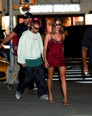 19.07 | Justin e Hailey Bieber Bieber chegando a after party exclusiva da SKYLRK após a final da Copa do Mundo FIFA 2026, realizada no The Twenty Two, em Nova York