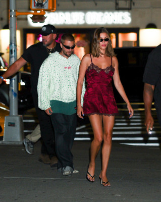 19.07 | Justin e Hailey Bieber Bieber chegando a after party exclusiva da SKYLRK após a final da Copa do Mundo FIFA 2026, realizada no The Twenty Two, em Nova York