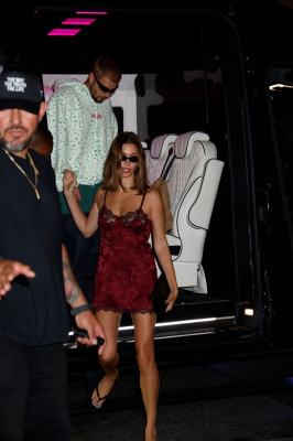 19.07 | Justin e Hailey Bieber Bieber chegando a after party exclusiva da SKYLRK após a final da Copa do Mundo FIFA 2026, realizada no The Twenty Two, em Nova York