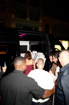 19.07 | Justin e Hailey Bieber Bieber chegando a after party exclusiva da SKYLRK após a final da Copa do Mundo FIFA 2026, realizada no The Twenty Two, em Nova York