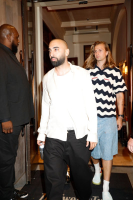 19.07 | Justin e Hailey Bieber Bieber chegando a after party exclusiva da SKYLRK após a final da Copa do Mundo FIFA 2026, realizada no The Twenty Two, em Nova York
