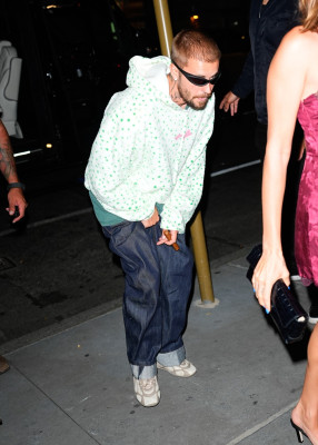 19.07 | Justin e Hailey Bieber Bieber chegando a after party exclusiva da SKYLRK após a final da Copa do Mundo FIFA 2026, realizada no The Twenty Two, em Nova York