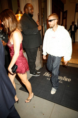 19.07 | Justin e Hailey Bieber Bieber chegando a after party exclusiva da SKYLRK após a final da Copa do Mundo FIFA 2026, realizada no The Twenty Two, em Nova York